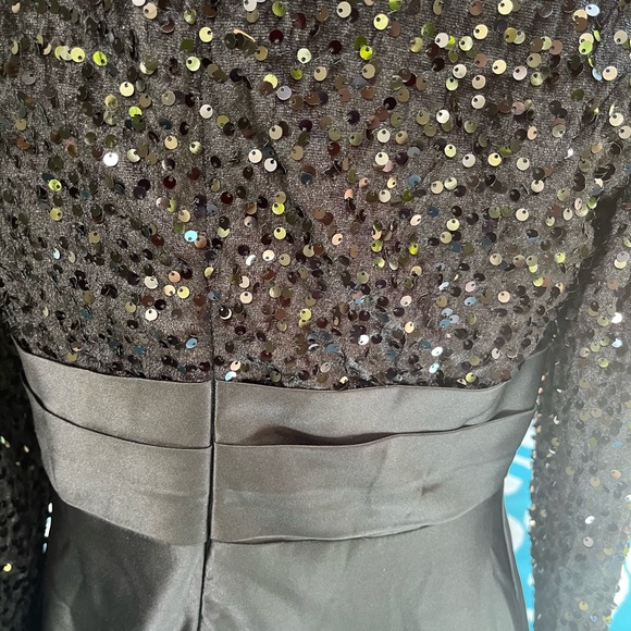 Black   Gown - Picture 5 of 7